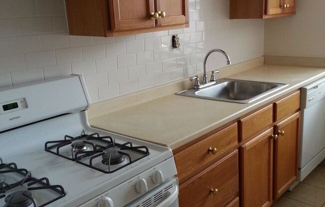 2 beds, 1 bath, 800 sqft, $1,960, Unit 6230 Fifth Ave. #223E