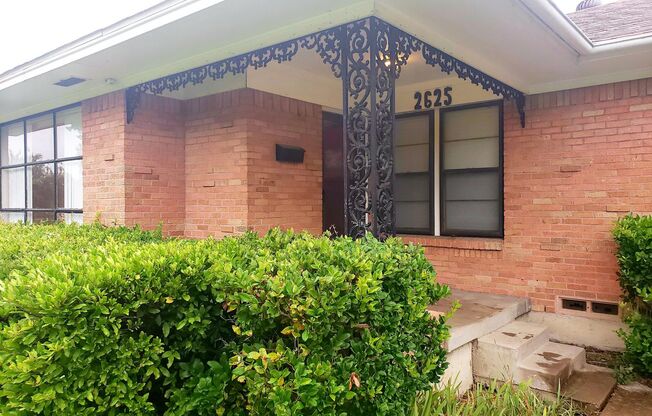 Cute 3-bedroom, 2-bath home with 2-car garage in Casa View