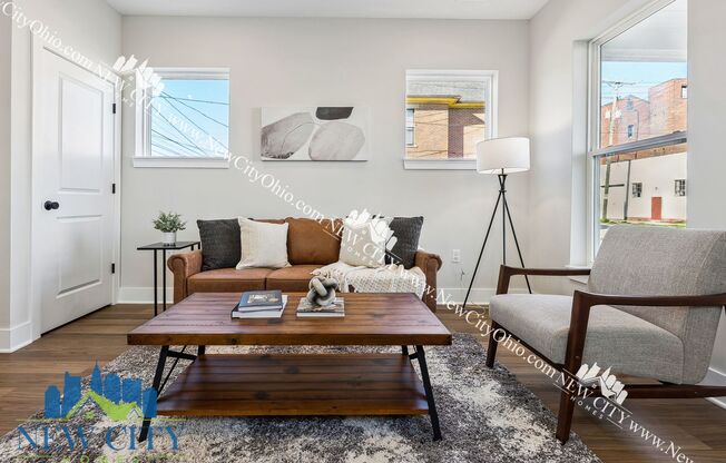 2 Bedroom, 1.5 Bathroom King-Lincoln/Bronzville Home with Off-Street Parking!