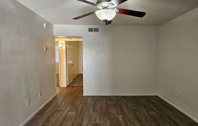 2 beds, 1 bath, 880 sqft, $1,100, Unit 211