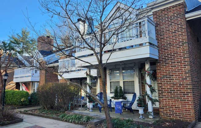 Tucked Away Condo with Balcony near Shirlington
