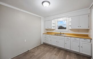 Renovated 2 bedroom Duplex on Corner Lot!