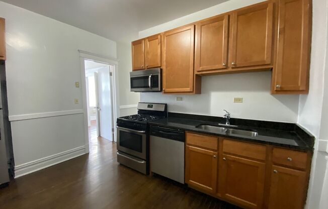 Lakeview 2BR! Near Brown Line & Whole Foods!