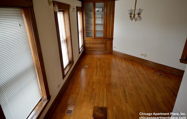 2329 N HALSTED ST