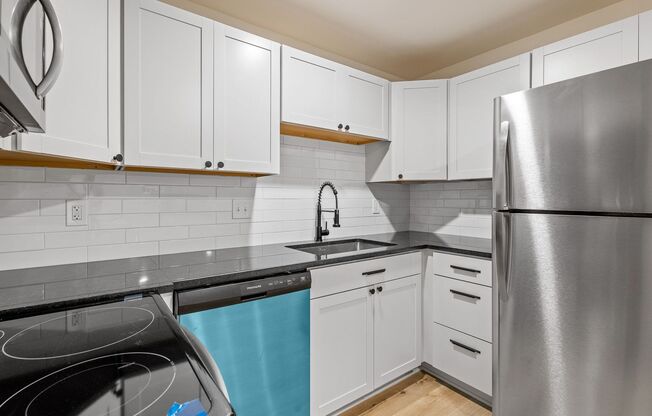 Studio, 1 bath, 625 sqft, $1,049, Unit Unit 10