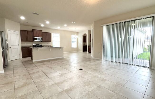 Large 4/3.5 Home located in Waterleigh! Downstairs Suite