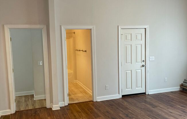 Newly Renovated 2B Apartment just Blocks from Forsyth