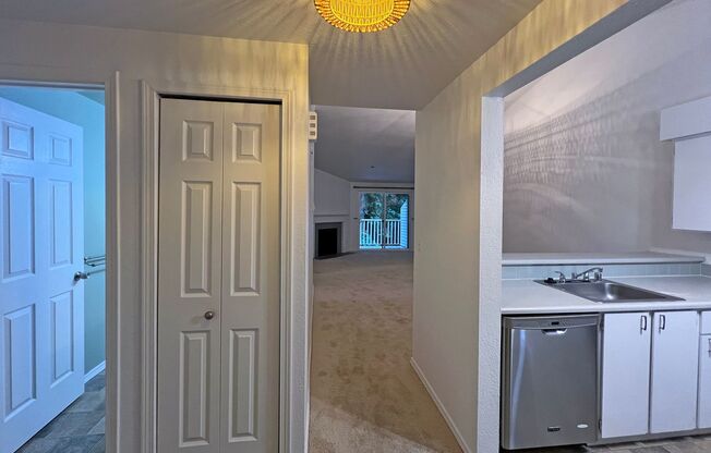 Approved Application**Move in Special - $500 Rent Credit**Charming 2-bedroom Kent Condo in Timber Ridge