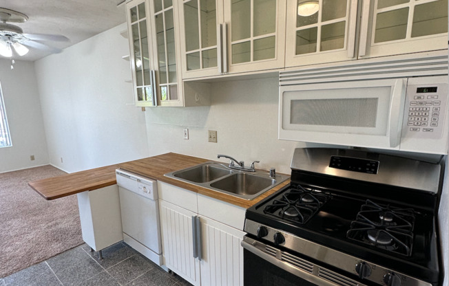 1 bed, 1 bath, $1,600, Unit 14