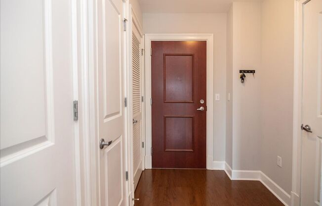 Gorgeous 2/2 Condo w/ Pool and Gym in Great Location!