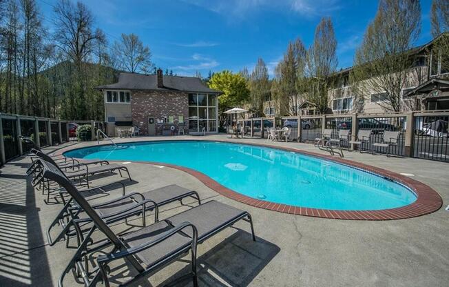 Issaquah Apartments- Creekside Apartments- pool