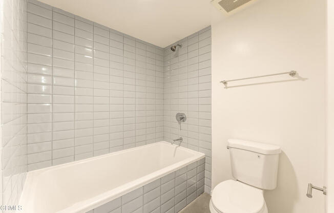 2 beds, 2 baths, 3,030 sqft, $6,500, Unit 129