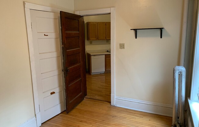 3 beds, 1 bath, $1,300, Unit 01