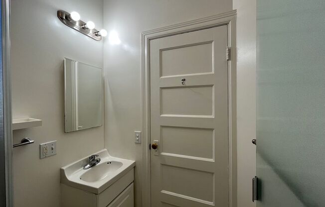 Sunlit Top Floor Jr. One Bedroom apartment home in Hayes Valley