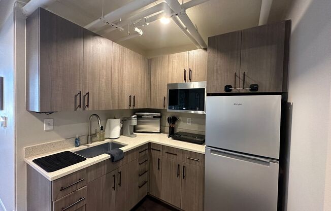Studio, 1 bath, 640 sqft, $1,700, Unit STR 219 N ALAMO #403