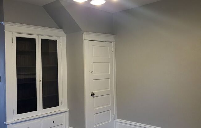 Large 4 Bedroom in Bellevue! Available June