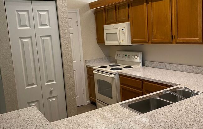 2 beds, 1 bath, 940 sqft, $1,840, Unit 066