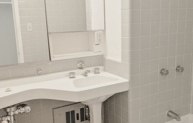 Studio, 1 bath, 200 sqft, $460, Unit 418