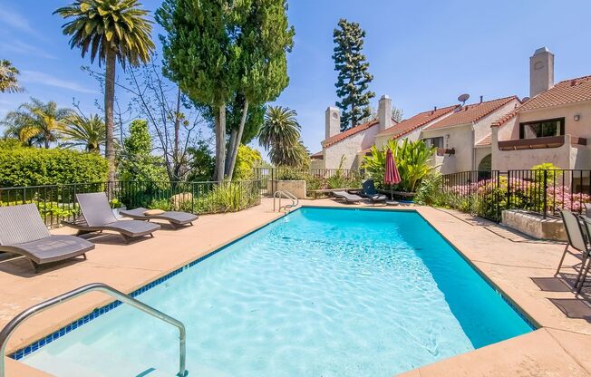 Breath-taking Townhome in Hollywood Hills!