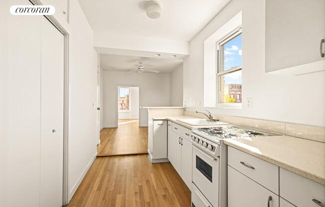 225 W 10 ST