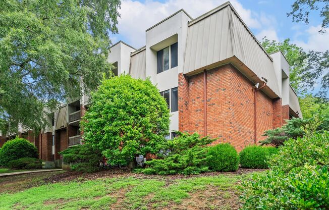 AVAILABLE NOW!!! Bolinwood condo available NOW! 3 beds, 2 baths in GREAT location in Chapel Hill!