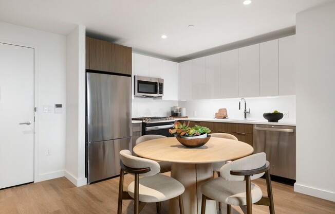2 beds, 1.5 baths, $3,850, Unit 710N