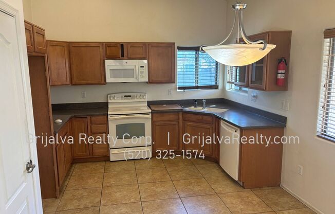 Beautiful 3 BR House in Gated Community ** MOVE-IN SPECIAL ** (I-10/Wilmot)