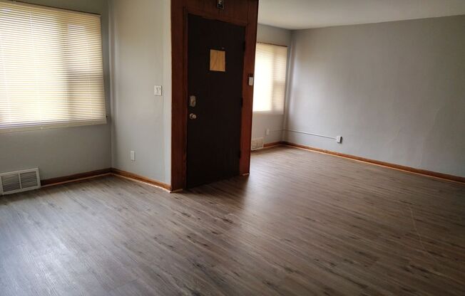 2425-27 W Greenfield Ave