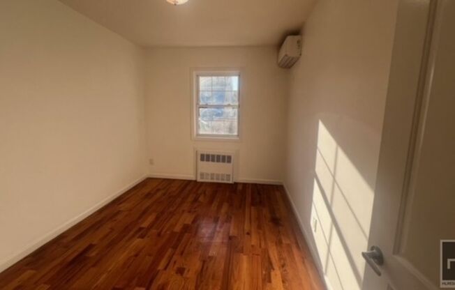 2 beds, 1 bath, $2,800, Unit 2