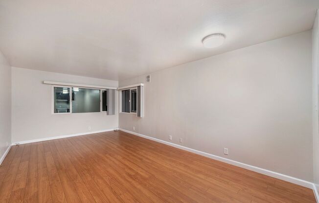 2 beds, 1 bath, $2,300, Unit Montecito Ave 137 - 201