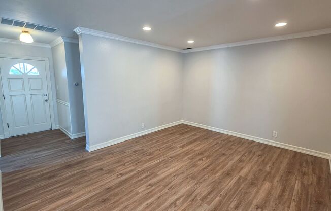 5 Bed 3 Bath House With Amazing Salt Water Pool!