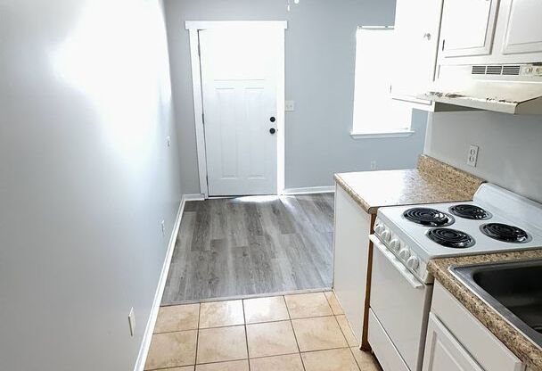 1 bed, 1 bath, 460 sqft, $950, Unit 1400 Gulf Ave. #7