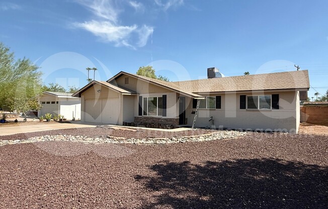 537 E LAGUNA DR
