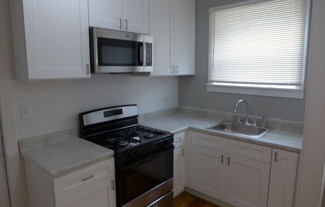 2 beds, 1 bath, $1,325, Unit 2048 Kostner - 1A