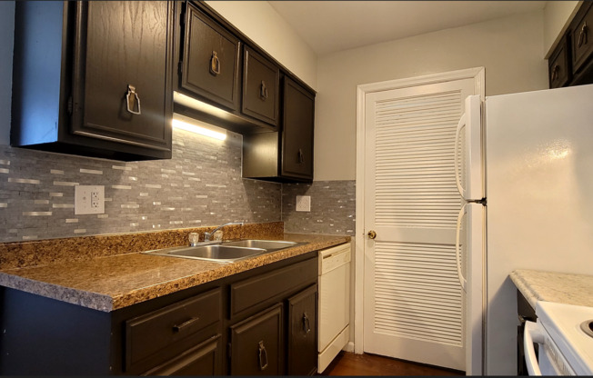 2 beds, 1.5 baths, $1,195, Unit 2999 Benchwood Road