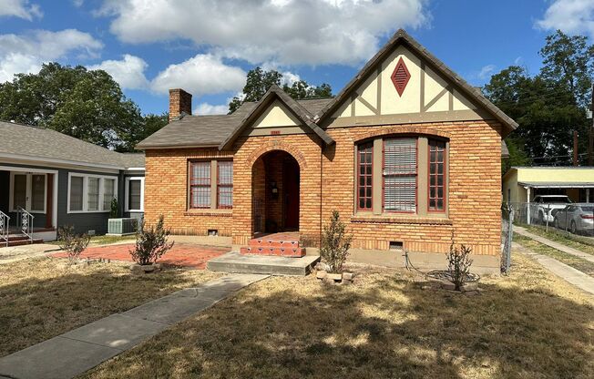 HISTORIC 2-BEDROOM HOME NEAR WOODLAWN LAKE