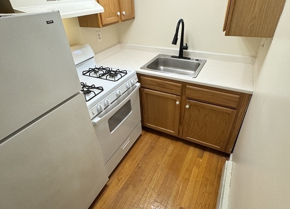 Studio, 1 bath, 525 sqft, $1,975, Unit B