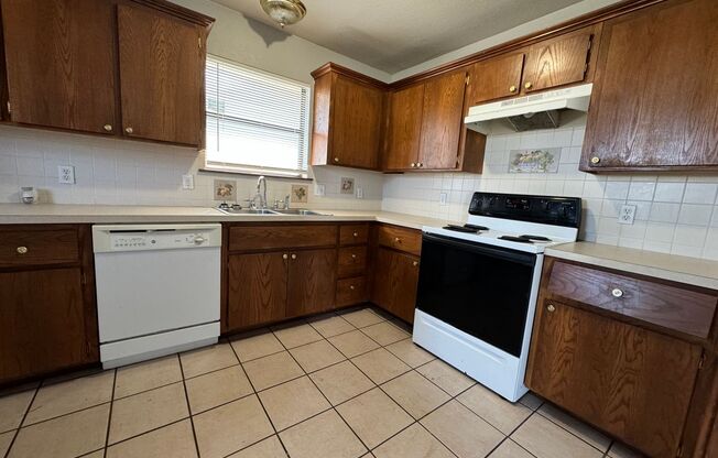 2 beds, 1 bath, $850, Unit 212 NW 14th A