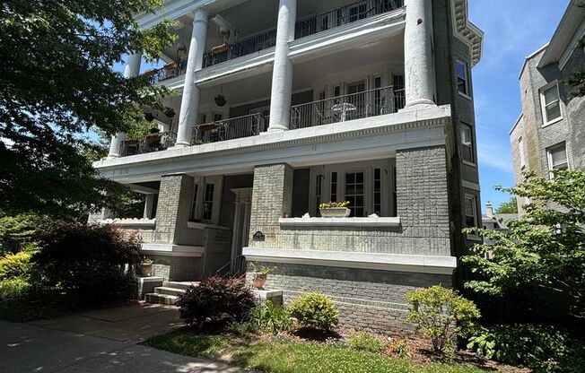 Gorgeous 1 Bedroom 1 Bathroom Condo located in Norfolk VA available 5/24/2025