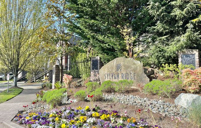 Beautiful Sylvan Ridge Townhouse with Attached Garage!