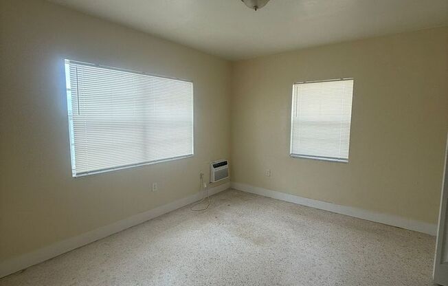 2 beds, 1 bath, $2,000, Unit 2130-5