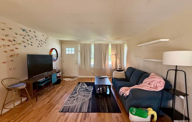 3 beds, 1 bath, $3,200