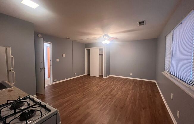 Studio, 1 bath, 300 sqft, $795, Unit 6
