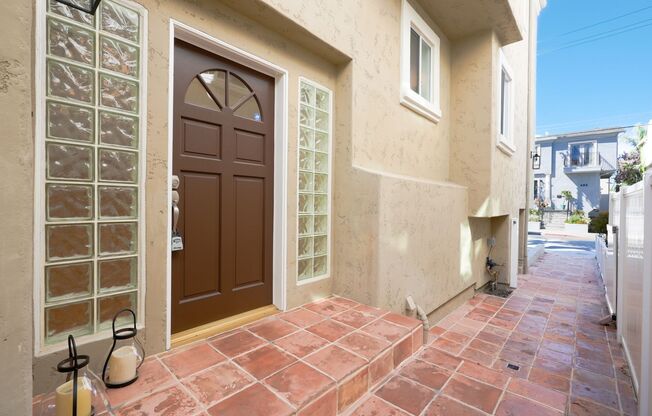 SPACIOUS, TRI-LEVEL, 3BR3.5BA HOME W/ ROOFTOP DECK, BALCONY, YARD & 2-CAR GARAGE + DRIVEWAY JUST 50 FT TO GREENBELT & BLOCKS TO PIER AVE, PARK, GREENBELT & LESS THAN 1/2 MILE TO BEACH!!