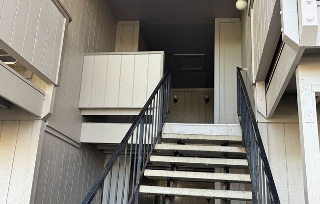 Upstairs 2 bedroom condo with washer and dryer and pool access!