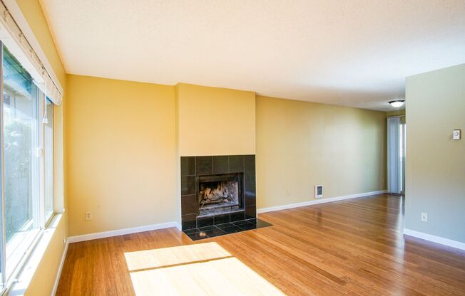 Private 2-Bdr in Boutique Garden-Style Bldg w/Fireplace & Hardwoods!