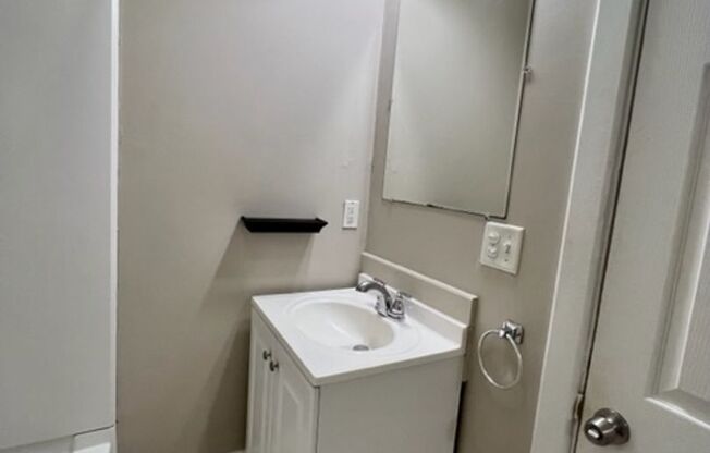 2 beds, 1 bath, $675, Unit #2 (Main)