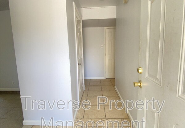 6810 TRL LK DR