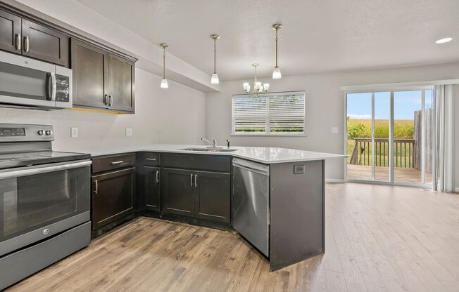 3 beds, 2.5 baths, $1,800, Unit 5739 Summerland Dr