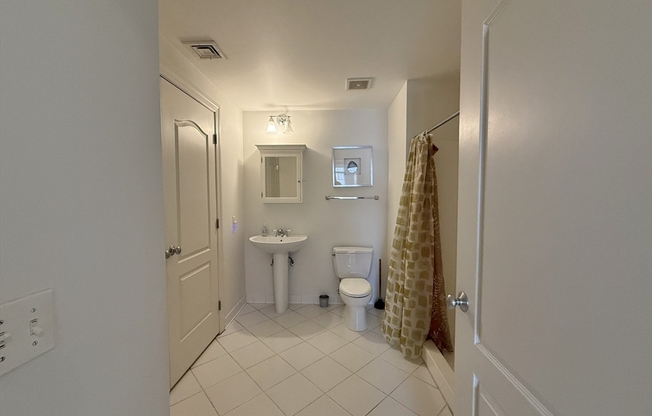 2 beds, 2 baths, 998 sqft, $2,650, Unit 131